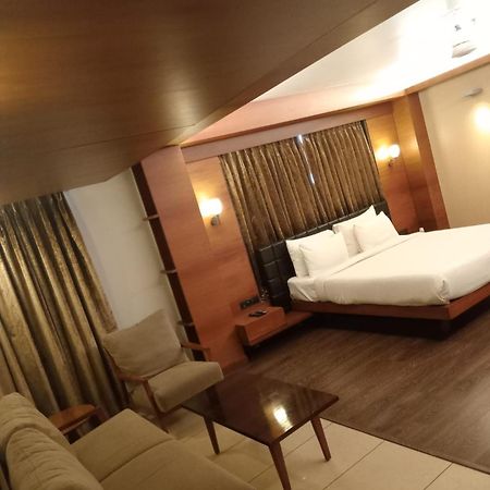 Hotel Cosmopolitan Ahmedabad Exterior photo