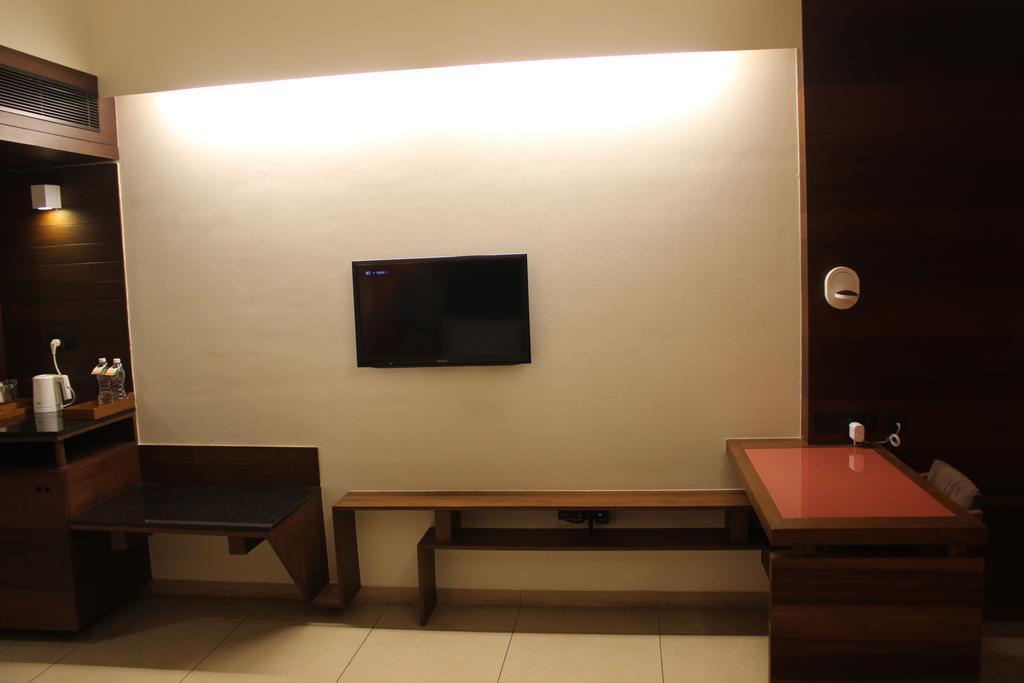 Hotel Cosmopolitan Ahmedabad Exterior photo
