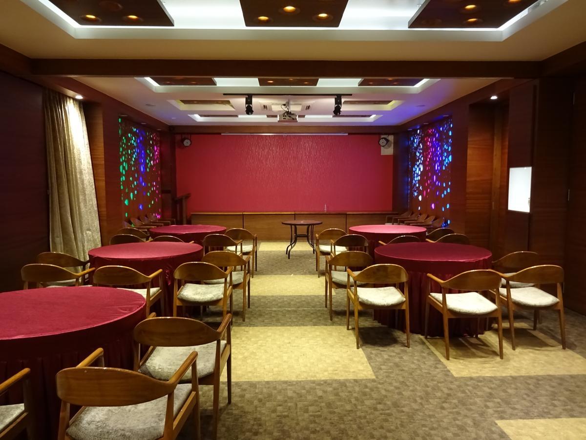 Hotel Cosmopolitan Ahmedabad Exterior photo