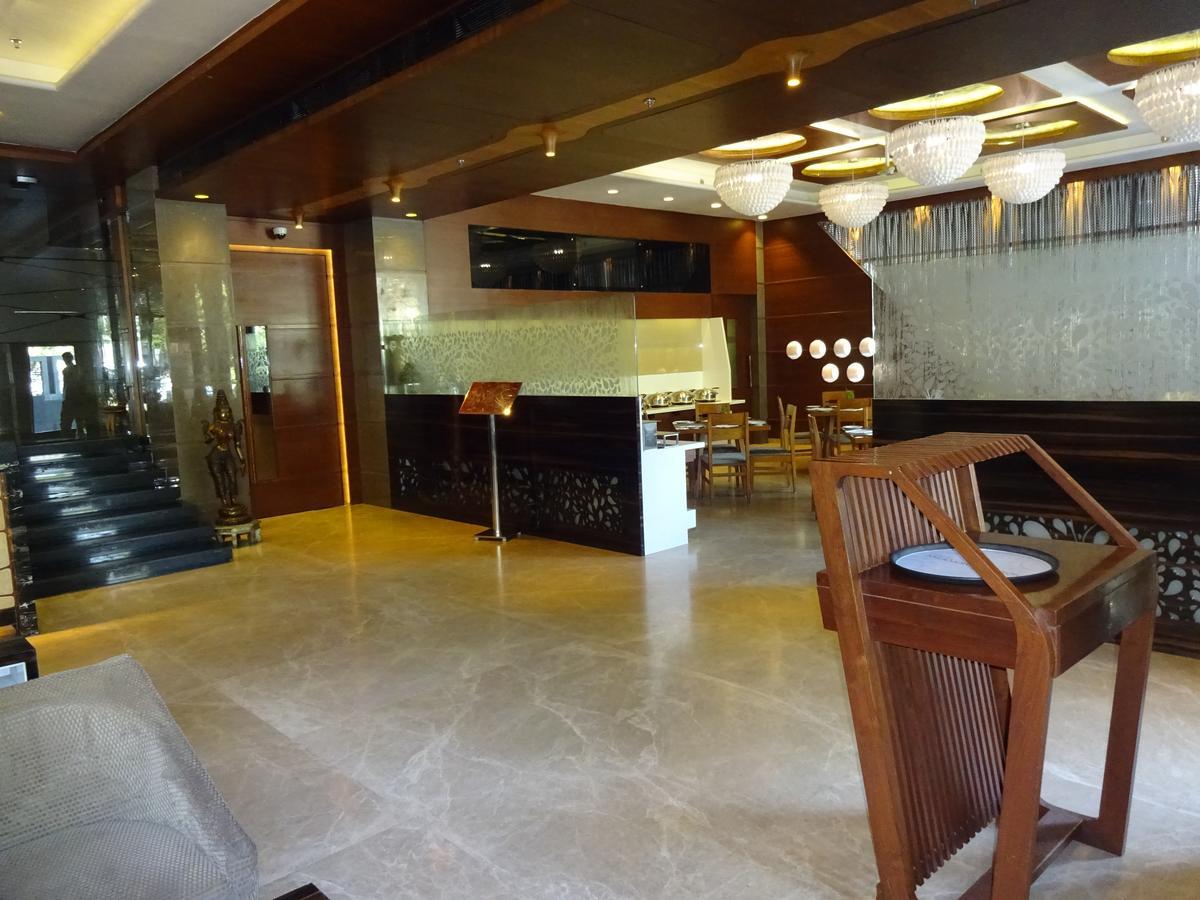 Hotel Cosmopolitan Ahmedabad Exterior photo
