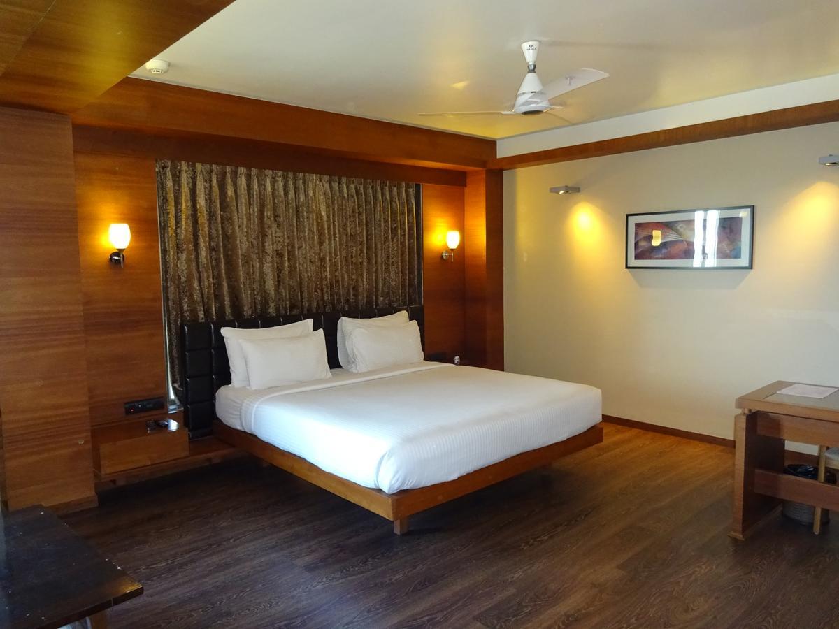 Hotel Cosmopolitan Ahmedabad Exterior photo