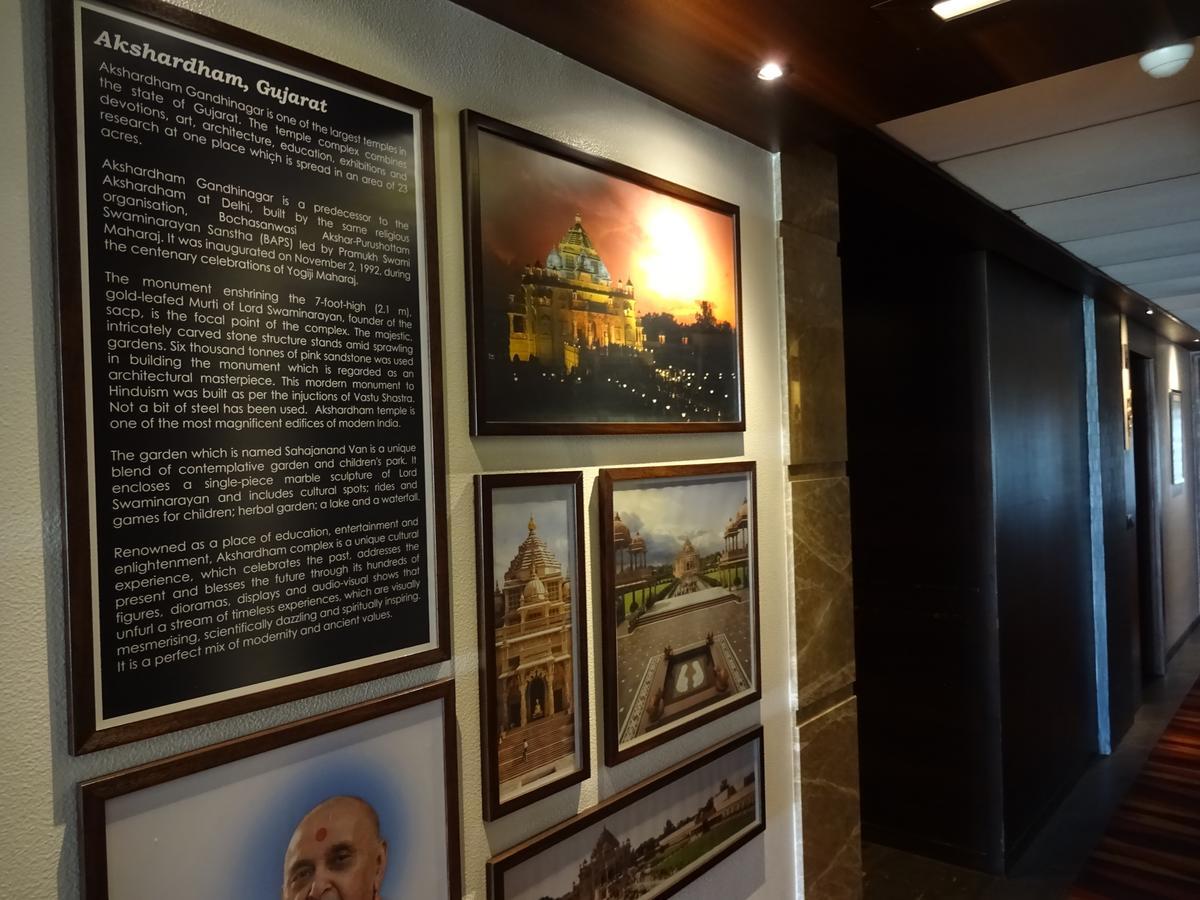 Hotel Cosmopolitan Ahmedabad Exterior photo